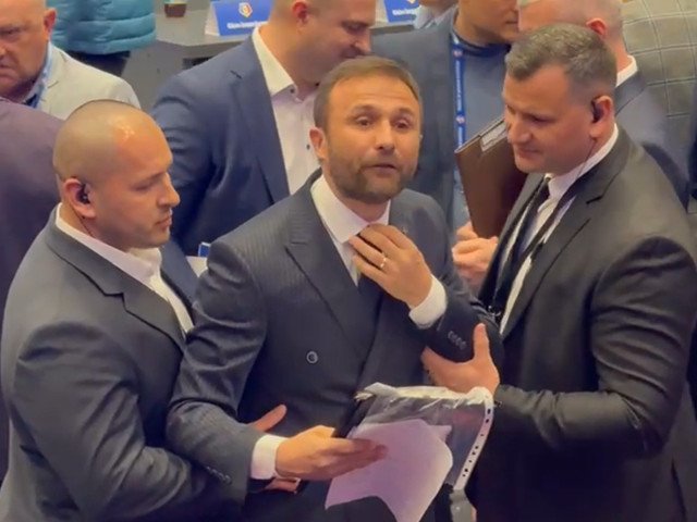 Ilie Drăgan, contracandidat la FRF, a sărit peste scaune după ce a fost oprit de securitate