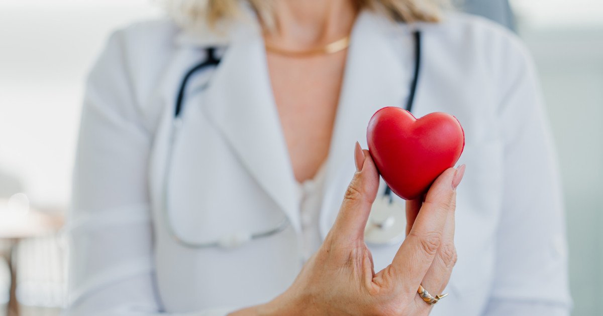 Femeile pot dezvolta complicații cardiace grave chiar și atunci când depunerile de grăsime în artere sunt mai reduse comparativ cu bărbații, arată un studiu recent care lansează o lumină nouă asupra riscurilor cardiovasculare feminine