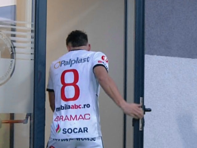 Dragos Albu, fotbalistul care a devenit recent subiectul unui scandal mediatizat în lumea fotbalului românesc, a ieșit din tăcere pentru a răspunde acuzațiilor lansate de fostul său antrenor, Dorinel Munteanu