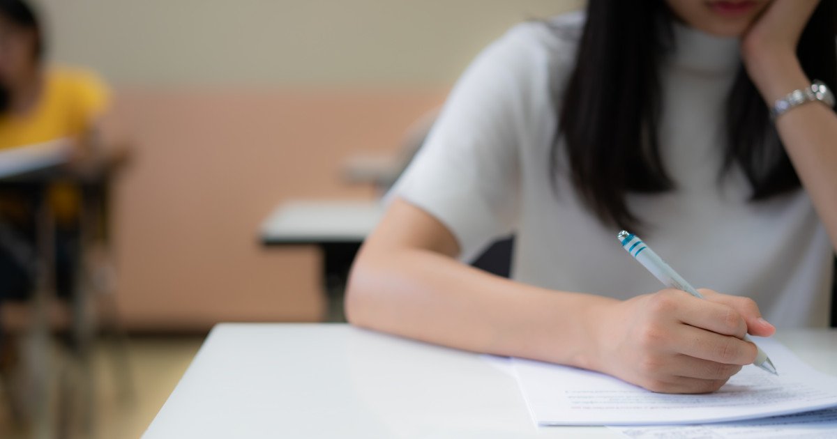 Elevii de clasele a XII-a și a XIII-a, înscriși la formele de învățământ seral sau cu frecvență redusă, au susținut luni, 23 martie, prima probă a simulării Bacalaureatului 2026