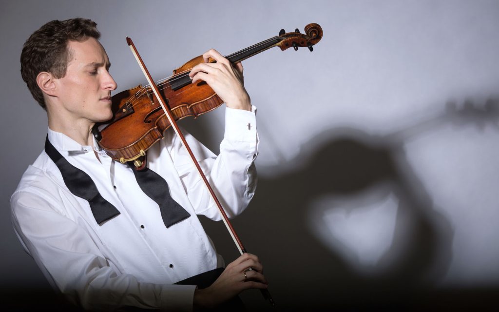Filarmonica „George Enescu” pregătește două seri de excelență muzicală la Ateneul Român, sub bagheta unui dirijor ceh cu experiență internațională, în cadrul unui condens de creație clasică și romantică, care promite să încânte publicul bucureștean în zilele de 19 și 20 martie