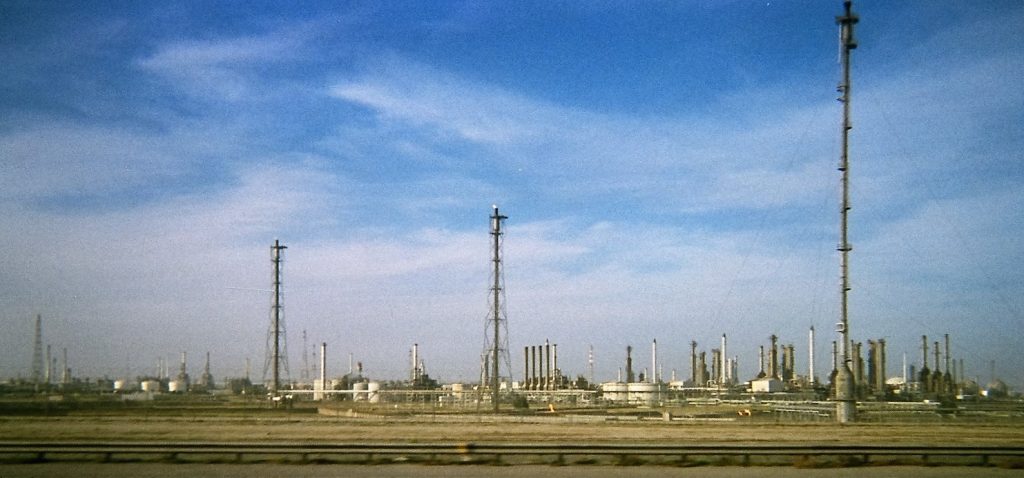Kuwait Petroleum Corporation suspendă temporar activitatea de producție petrolieră, un anunț ce pune în priză piețele internaționale și ridică semne de întrebare cu privire la stabilitatea unei dintre cele mai mari rezervoare de petrol din Orientul Mijlociu