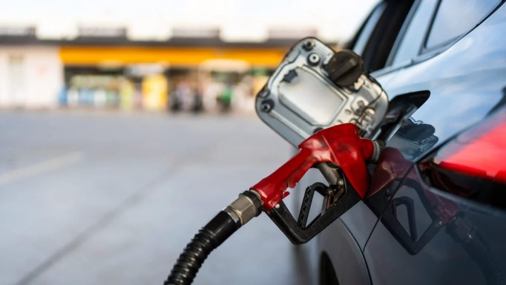 Prețurile carburanților din România sunt din nou în pragul unui nou capitol de incertitudine, influențate de fluctuațiile prețului petrolului la nivel mondial și de tensiunile geopolitice din Orientul Mijlociu
