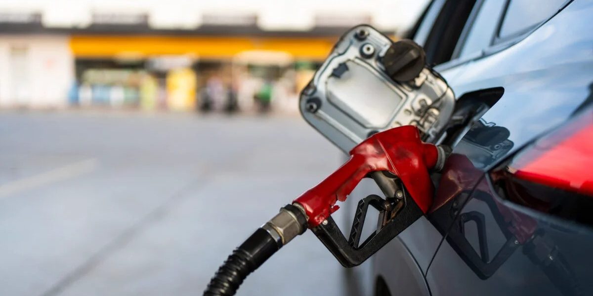 La-cat-poate-ajunge-benzina-in-Romania-daca-barilul-de-petrol-atinge-125-de-dolari.-Ce-ne-asteapta-i.jpeg - StiriAlese