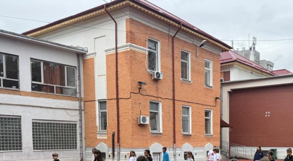 Sector 1: 1.200 de elevi își desfășoară cursurile în clădire veche de 100 de ani cu fisuri; primăria analizează mansardarea
