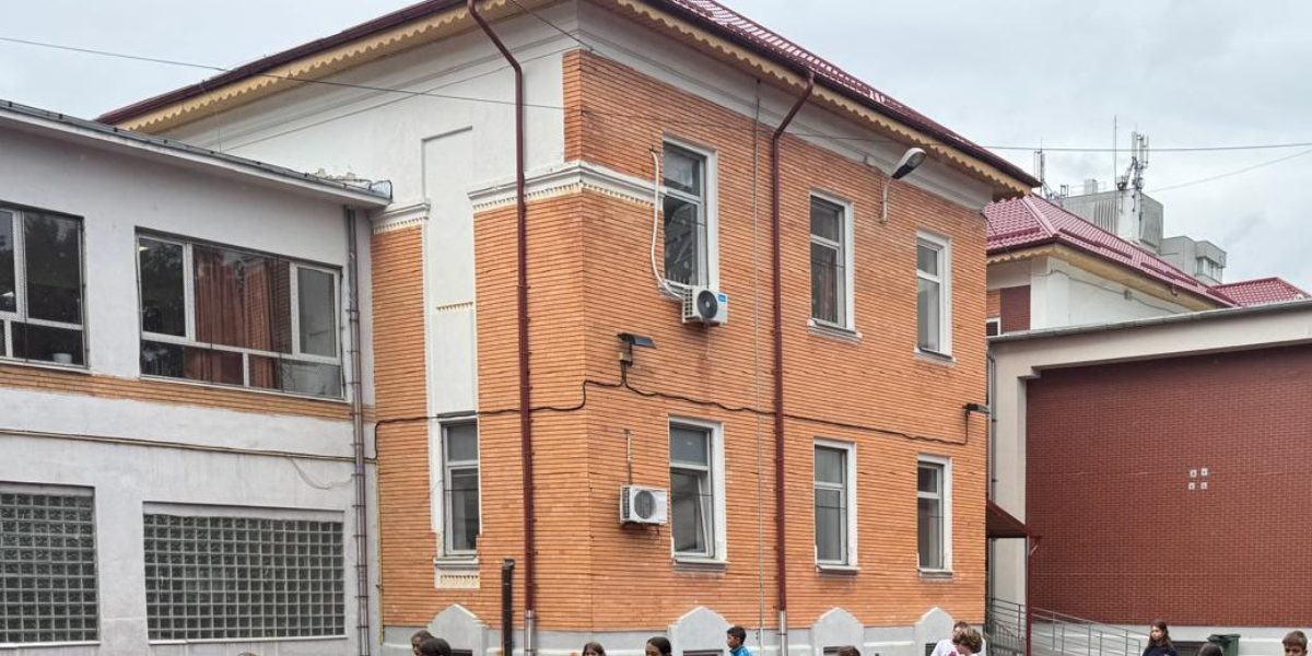 Sector 1: 1.200 de elevi își desfășoară cursurile în clădire veche de 100 de ani cu fisuri; primăria analizează mansardarea