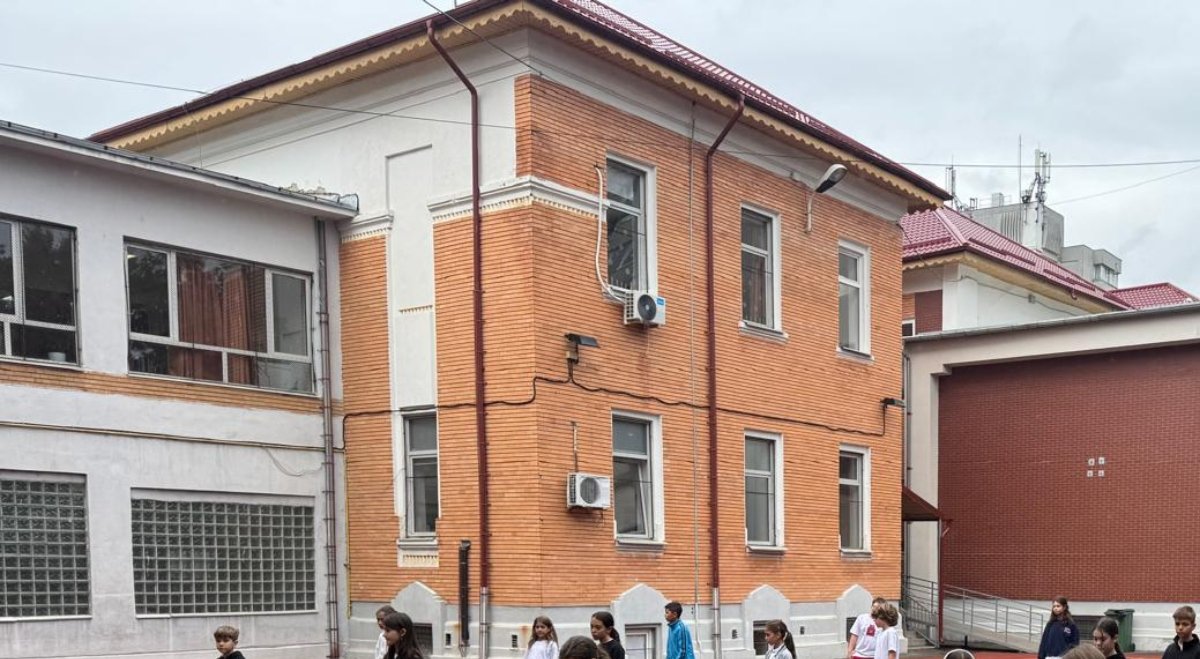 Sector 1: 1.200 de elevi își desfășoară cursurile în clădire veche de 100 de ani cu fisuri; primăria analizează mansardarea