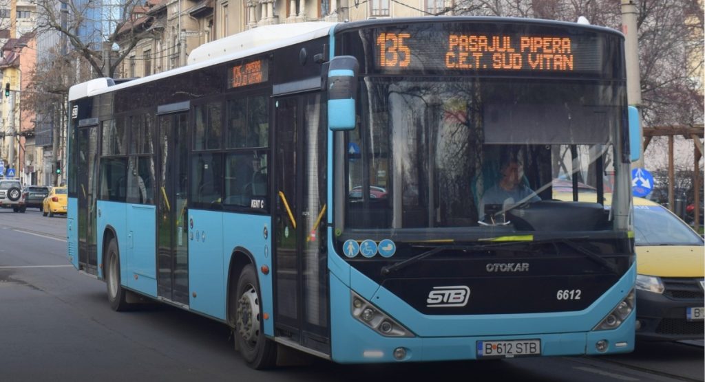 Traseu modificat temporar pentru linia de autobuz 135 în București, pentru a face față lucrărilor de infrastructură Începând cu data de 1 aprilie 2026, linia de autobuz 135 din București va circula pe un traseu temporar, în scopul de a permite continuarea lucrărilor de renovare și extindere a infrastructurii de tramvai din zona centrală