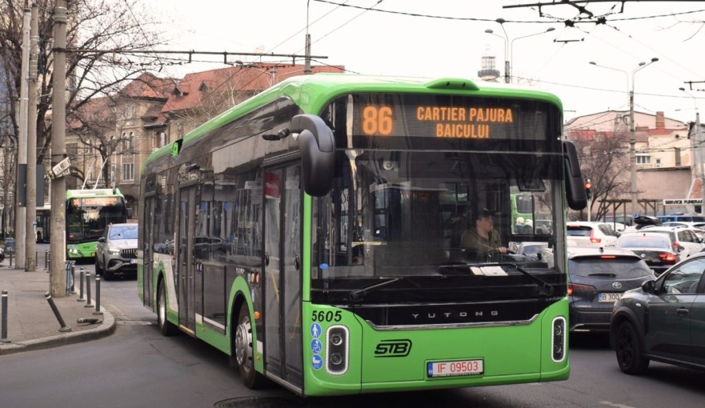 Bucureștiul face pași importanți spre modernizarea sistemului de transport public, odată cu introducerea modificărilor de trasee și noilor troleibuze electrice De astăzi, Bucureștiul a fost martor la schimbări semnificative în rețeaua de transport public, o inițiativă menită să optimizeze circulația și să încurajeze utilizarea vehiculelor electrice