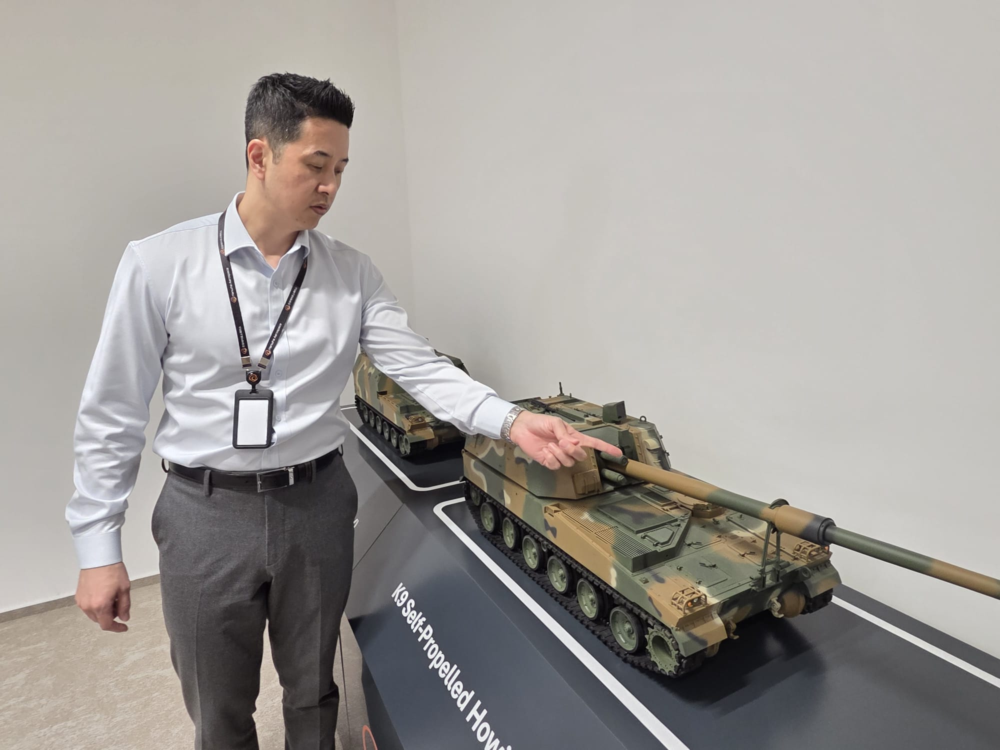 Investiție strategică a gigantului sud-coreean Hanwha Aerospace în România: deschiderea unei fabrici de ultimă generație la Petrești Deschiderea noii fabrici de la Petrești, în județul Dâmbovița, marchează un moment esențial pentru dezvoltarea industriei de apărare din România și pentru poziționarea țării ca un punct cheie în regiunea Balcanilor și a Europei de Est