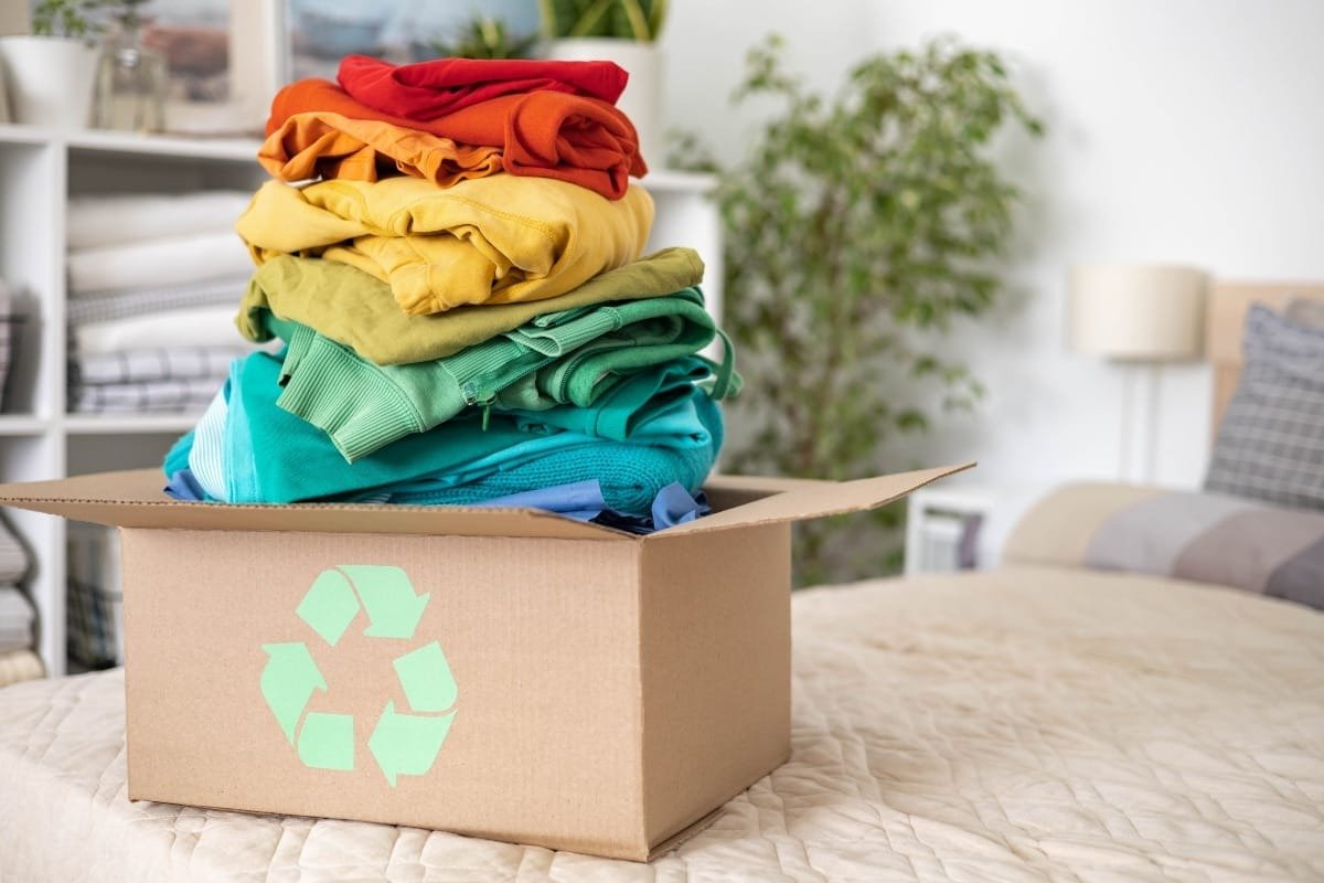 Într-un efort de a reduce cantitatea de deșeuri textile aflate în circulație și de a încuraja reciclarea, autoritățile locale din București au extins rețeaua de puncte de colectare pentru haine vechi