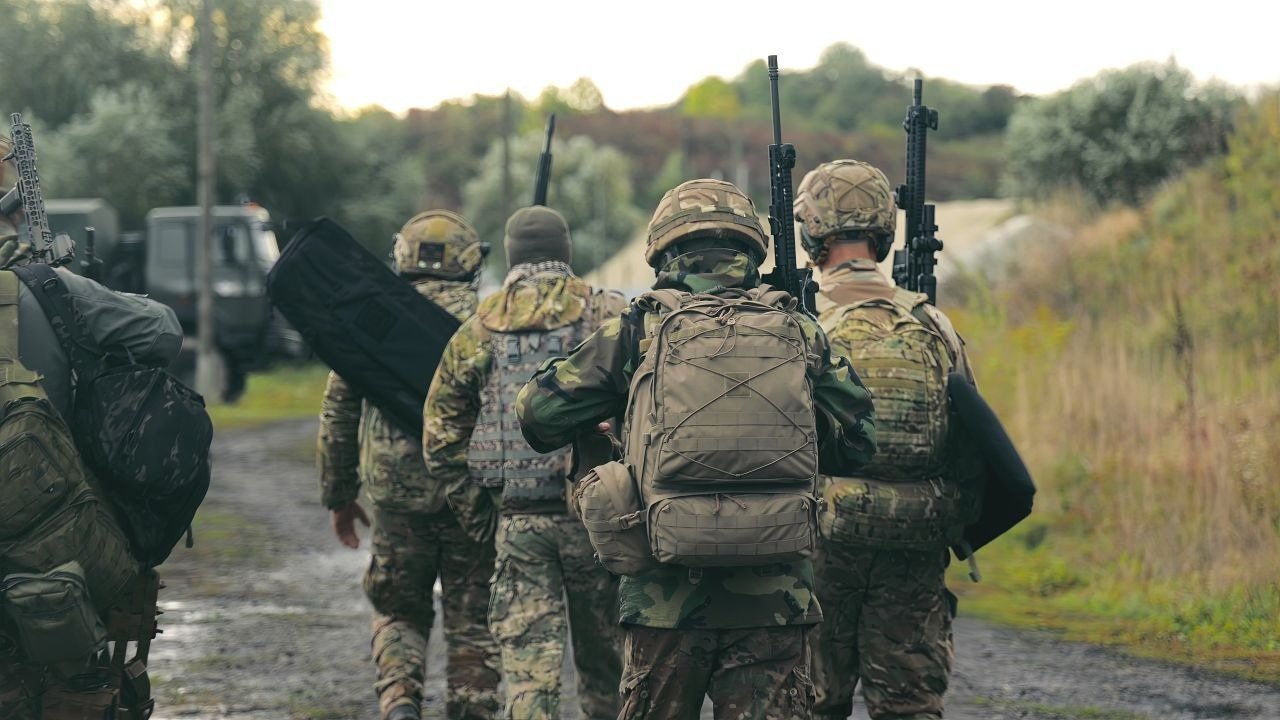 Croația revine la serviciul militar obligatoriu, hotărâtă să întărească securitatea națională într-un context geopolitic tensionat După mai mulți ani de absență, Croația reintroduce serviciul militar obligatoriu, ca parte a unei strategii naționale menite să consolideze apărarea și să răspundă noilor provocări din arena internațională