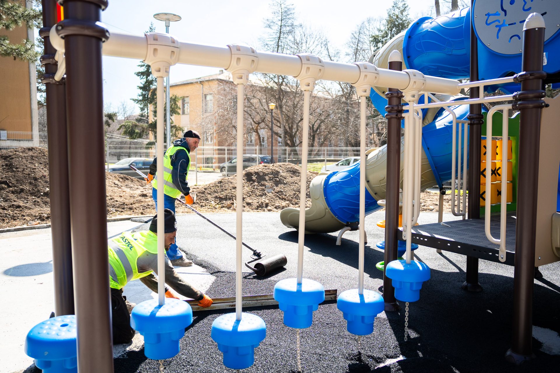 Bucureștenii din cartierul Grozăvești vor beneficia în curând de un nou spațiu dedicat recreerii și socialeizării, o inițiativă a Administrației Domeniului Public și Dezvoltare Urbană Sector 6 menită să aducă un plus de confort și siguranță în zonă