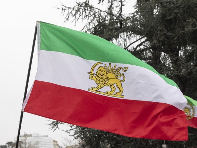 Iranienii renunță la arme, riscând libertatea lor