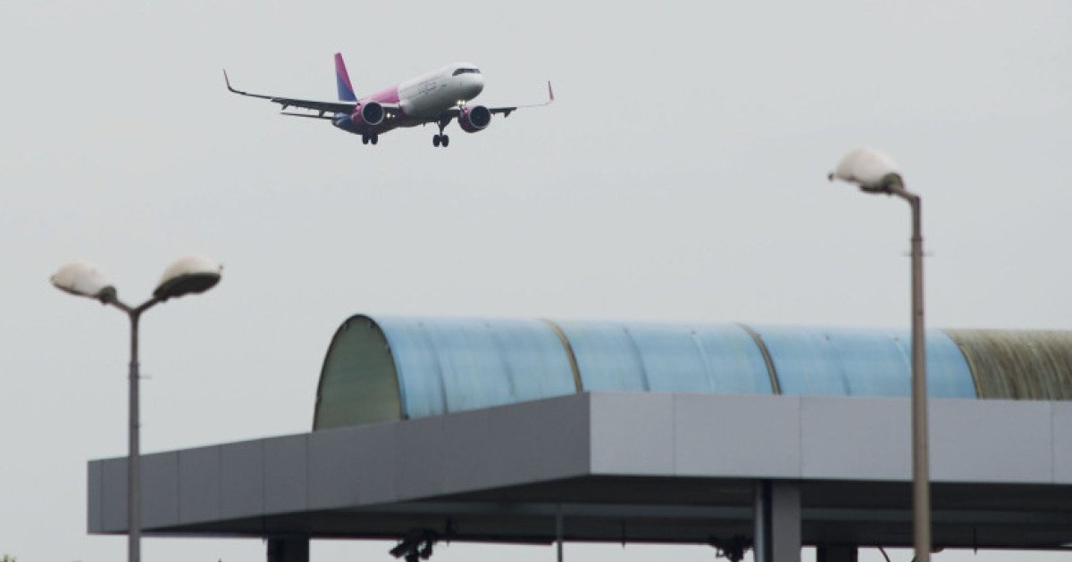 Zborurile spre Orientul Mijlociu, anulate din cauza tensiunilor din regiune Pe Aeroportul Internațional Henri Coandă din București au fost anulate, joi, 23 de zboruri spre și dinspre destinații din Orientul Mijlociu, relatează reprezentanții Companiei Naționale Aeroporturi București (CNAB)