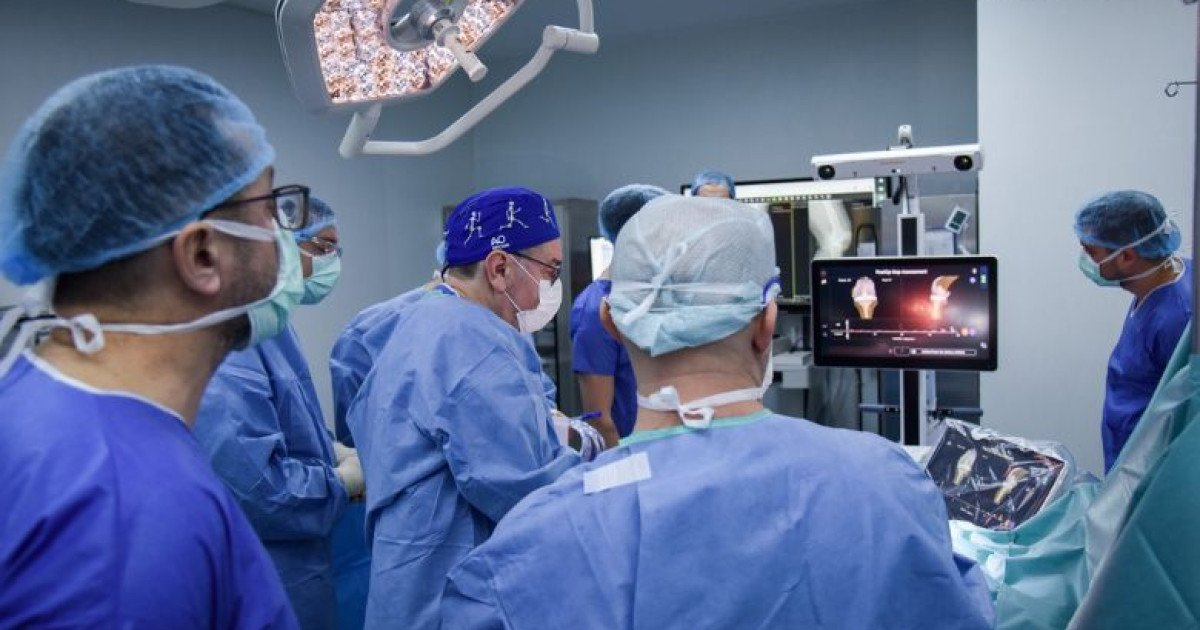 Gonartroza, o problemă tot mai răspândită printre seniori: durere, limitări și nevoia de tratament adecvat Vârsta își pune amprenta asupra sănătății noastre într-un mod tot mai evident, iar unul dintre cele mai frecvente și debilitante afecțiuni ale persoanelor în vârstă este gonartroza — degenerarea progresivă a articulației genunchiului