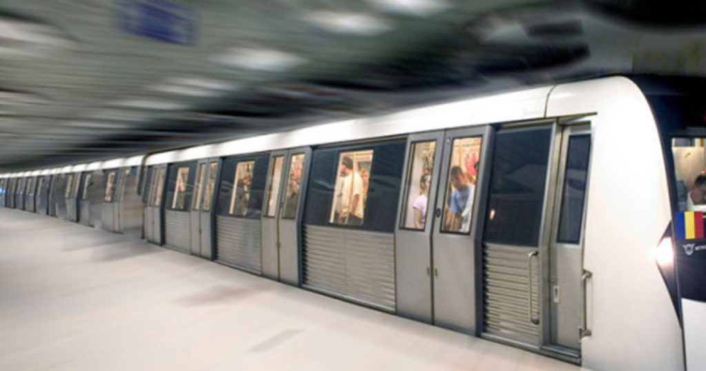 Un incident tragic s-a petrecut joi după-amiază la stația de metrou Piața Unirii 2 din București, soldându-se cu decesul unui tânăr de 22 de ani după ce a fost lovit de tren