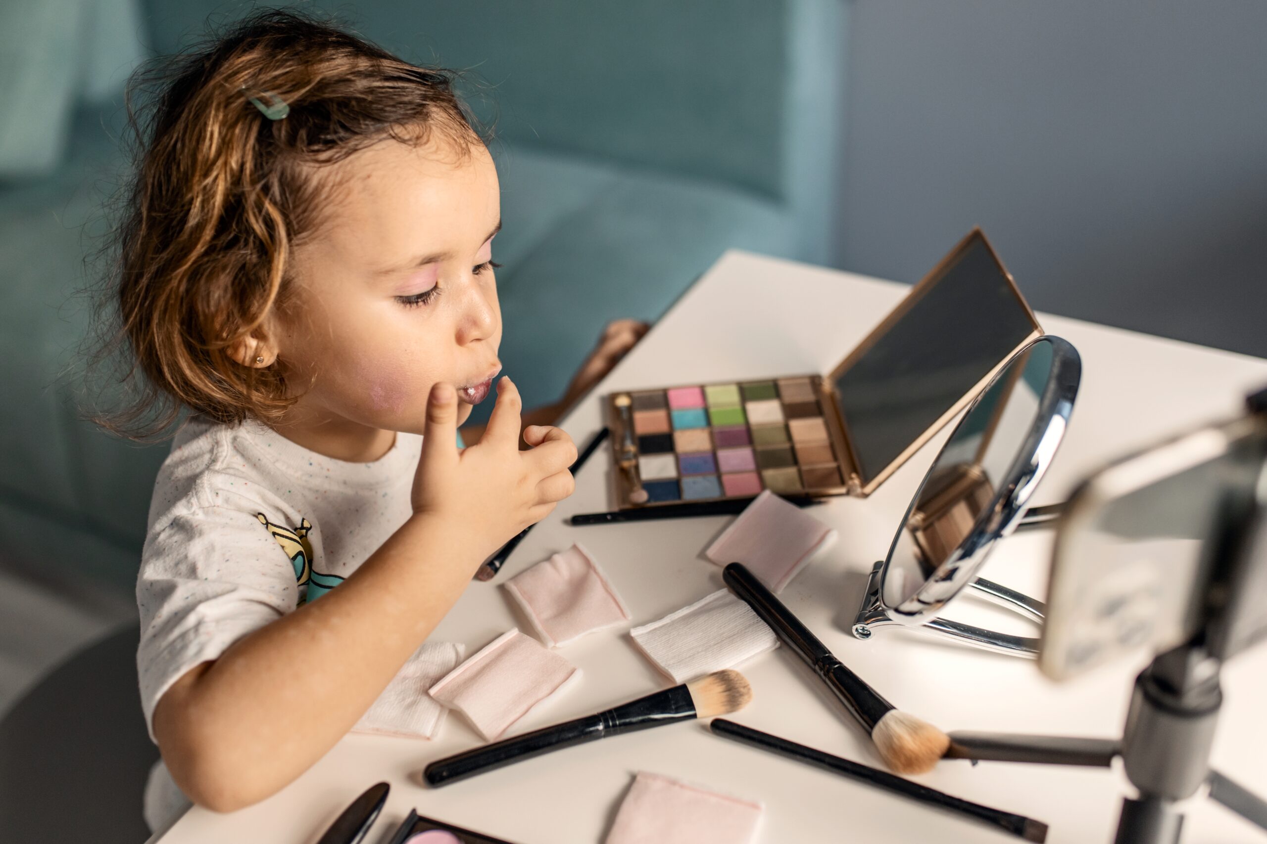 Machiajul la copii: o povară artistică sau un semn al presiunii sociale? Semnele au fost clare încă de la început