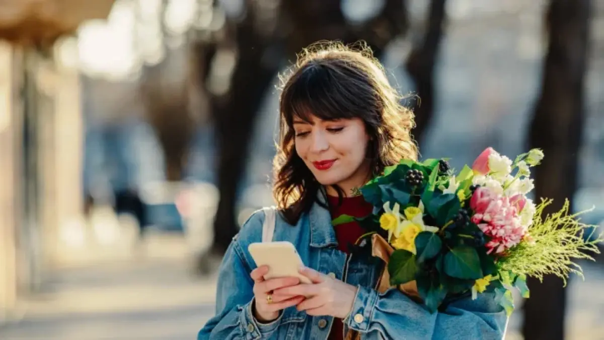 Shoppers Pack Markets as 8 Martie Ziua Femeii Prompts Gift Hunt