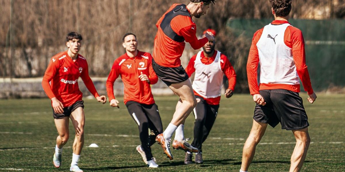 „Mijlocaș central, puternic, număr 8”