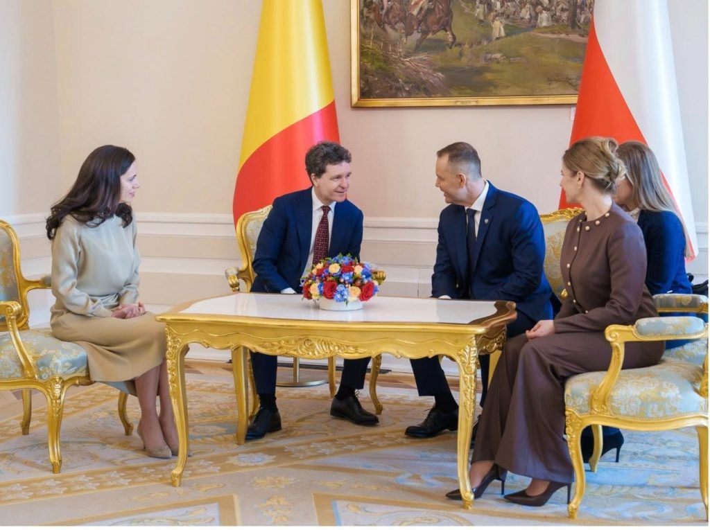 Mirabela Grădinaru, una dintre cele mai apreciate creatoare de modă din România, a fost din nou în centrul atenției după apariția sa la o vizită oficială în Polonia