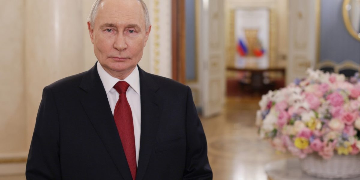 Moment-neasteptat-cu-Vladimir-Putin-in-timp-ce-transmitea-un-mesaj-public.-Videoclipul-a-fost-sters.jpeg - StiriAlese