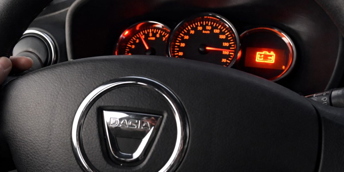 Motor-martor-in-bord-baterie-mecanic-auto-masina.jpg - StiriAlese