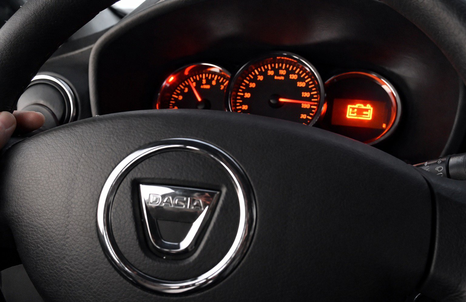 Martorul bateriei aprins în bord în timpul mersului poate părea, pentru mulți șoferi, un semnal rapid, dar fără o importanță deosebită