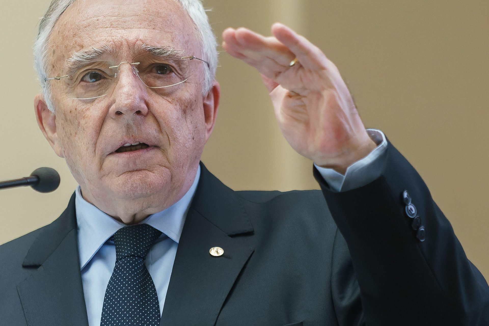 Guvernatorul Băncii Naționale a României (BNR), Mugur Isărescu, a avertizat luni, în cadrul conferinței The Economist, asupra presiunilor tot mai mari care planează asupra finanțelor publice din țară