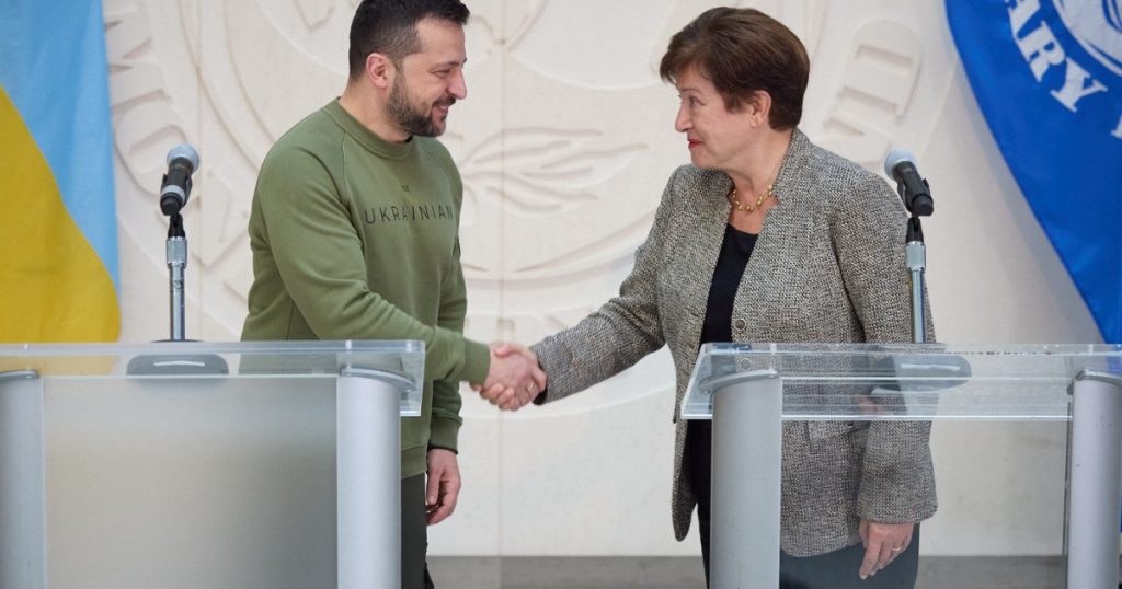 Fondul Monetar Internațional (FMI) a aprobat oficial un nou program de sprijin pentru Ucraina, în valoare de 8,1 miliarde de dolari, menite să ofere stabilitate economică în timpul conflictului declanșat în 2022