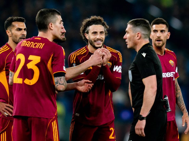 Istvan Kovacs, arbitrul român recunoscut pentru prestațiile sale la nivel internațional, a reușit în meciul din Europa League să rămână în centrul atenției, dar dintr-un motiv cu totul diferit față de cele obișnuite