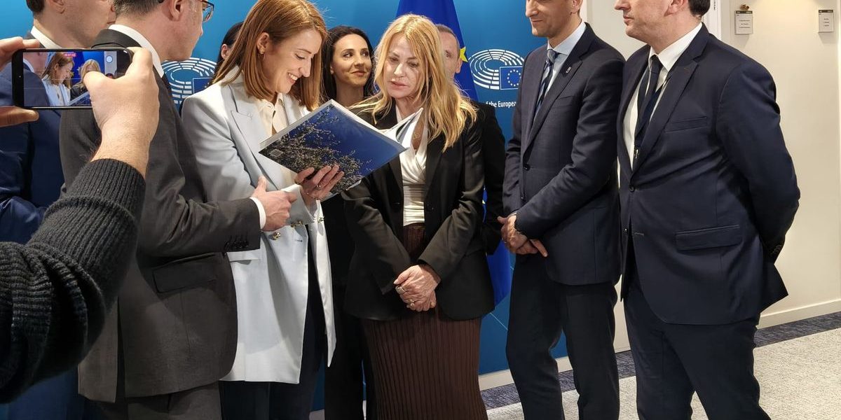 CORESPONDENȚĂ DIN BRUXELLES Nadia Comăneci, onorată la Bruxelles în anul care marchează performanța istorică de la Montreal » Marea gimnastă, cadou inedit pentru președinta Parlamentului European