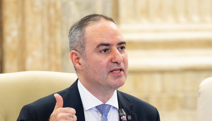 Ministrul Finanțelor, Alexandru Nazare, implicat într-un accident rutier minor pe străzile din Sectorul 1 al Bucureștiului, a dat din nou de veste pe scena publică, într-un moment în care activitatea sa era programată să fie strict dedicată îndeplinirii sarcinilor oficiale