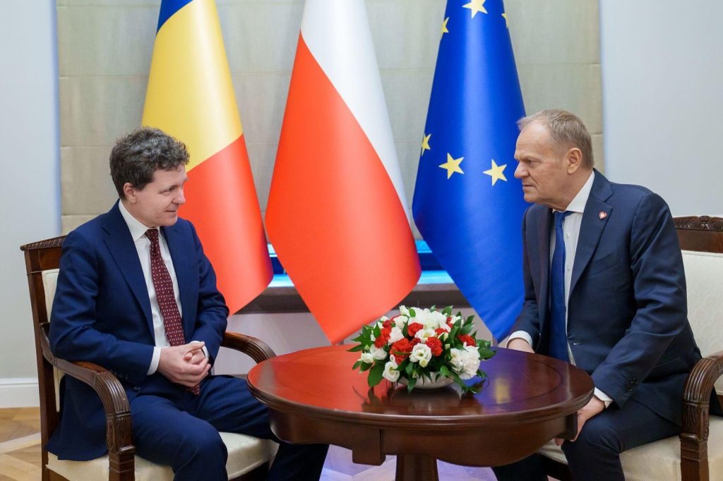 Nicușor Dan, președintele României, în vizită oficială în Polonia, reafirmă angajamentul Bucureștiului față de securitatea europeană Liderul României, Nicușor Dan, aflat într-o vizită oficială la Varșovia, a avut întrevederi importante cu oficiali polonezi, inclusiv cu prim-ministrul Donald Tusk, într-un moment în care regiunea devine din ce în ce mai sensibilă la schimbările geopolitice din Europe și din vecinătatea Euro-Atlanti­cului