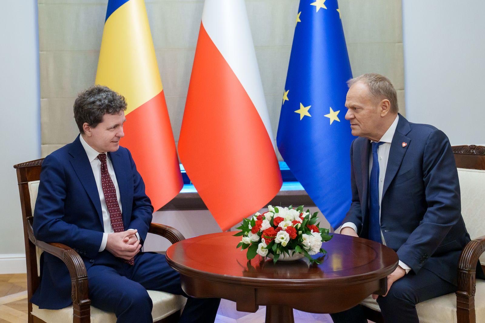 Nicușor Dan, președintele României, în vizită oficială în Polonia, reafirmă angajamentul Bucureștiului față de securitatea europeană Liderul României, Nicușor Dan, aflat într-o vizită oficială la Varșovia, a avut întrevederi importante cu oficiali polonezi, inclusiv cu prim-ministrul Donald Tusk, într-un moment în care regiunea devine din ce în ce mai sensibilă la schimbările geopolitice din Europe și din vecinătatea Euro-Atlanti­cului