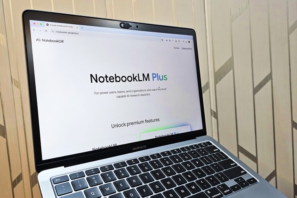Google continuă să-și extindă arsenalul de instrumente bazate pe inteligență artificială, iar ultima sa inovație, în cadrul platformei NotebookLM, promite să schimbe modul în care utilizatorii conspectează și prezintă informațiile complexe