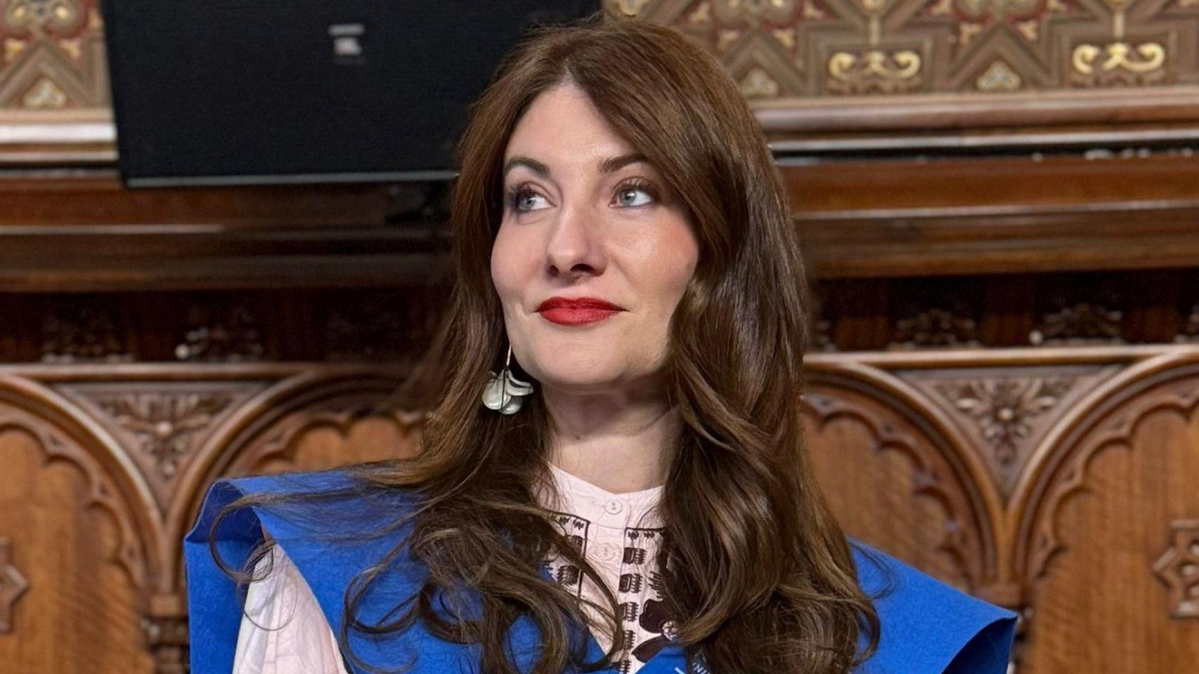 O româncă în vârstă de 41 de ani, Elena Bianca Ciobanu, a devenit recent protagonista unui scandal de amploare în lumea medicală din Spania, după ce a obținut scorul maxim la examenul MIR, cel mai dificil și disputat test național pentru accesul în rezidențiat