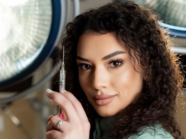 Selecționat în echipa națională: moment de mândrie pentru două continente și reacția soției lui Marți Naționalele europene și asiatice trăiesc în aceste zile clipe de vârf, odată cu anunțul convocării unui jucător român de excepție pentru meciul crucial dintre România și Turcia, într-un meci de calificare pentru următoarea fază a preliminariilor mondiale