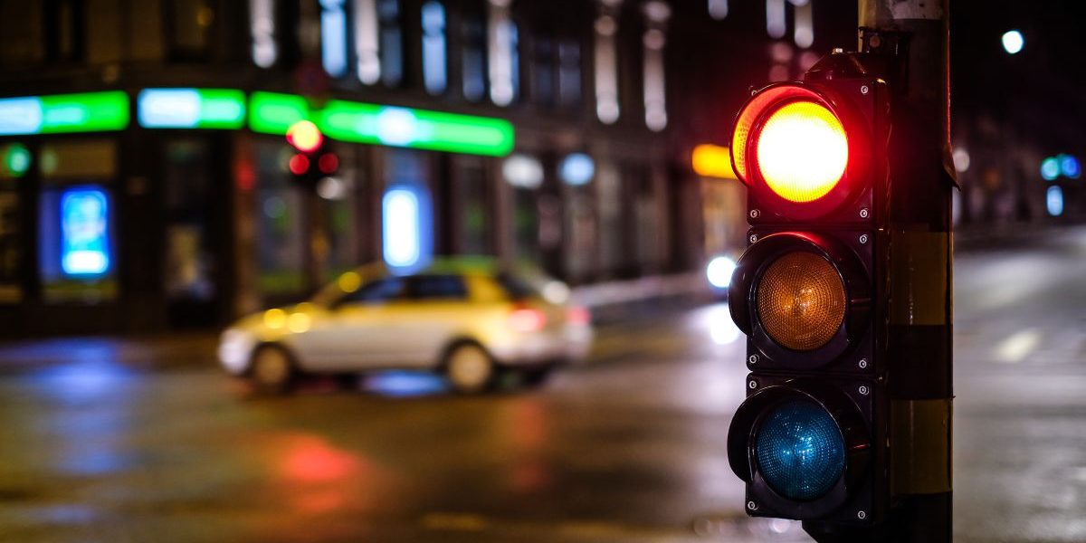 Orasul-din-Romania-care-va-avea-semafoare-inteligente-trec-automat-pe-rosu-daca-depasesti-viteza.jpg - StiriAlese