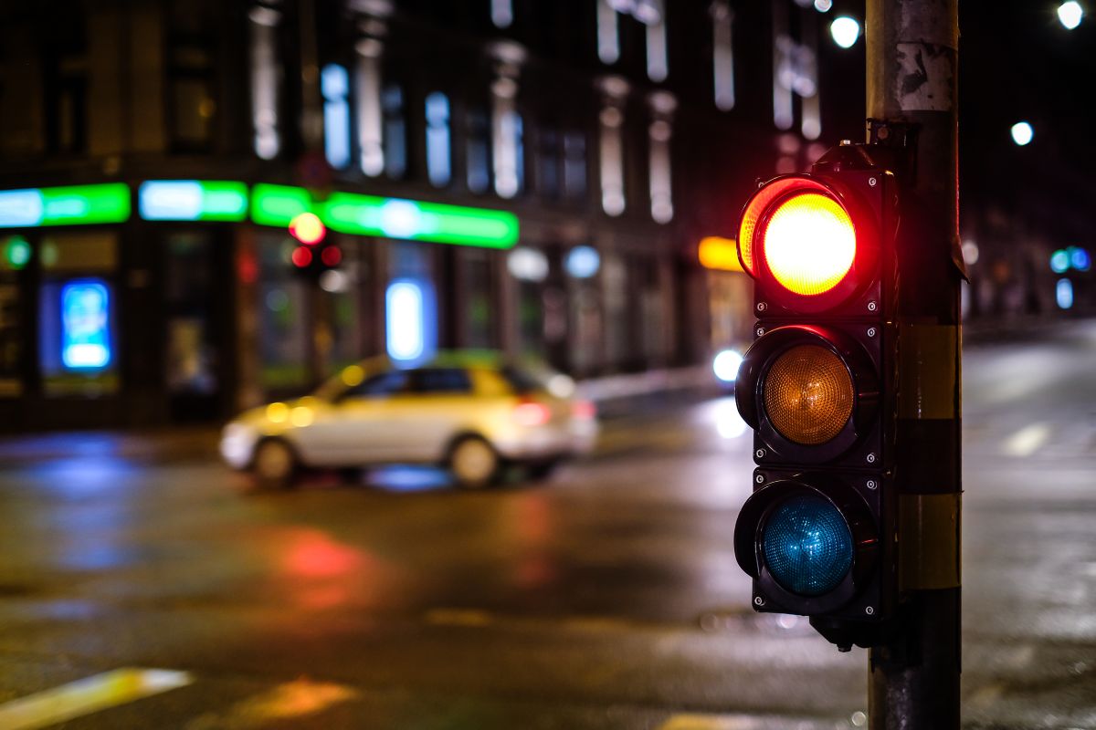 Brașov devine primul oraș din România unde traficul va fi monitorizat cu ajutorul semafoarelor inteligente, menite să reducă riscul de accidente cauzate de viteza excesivă