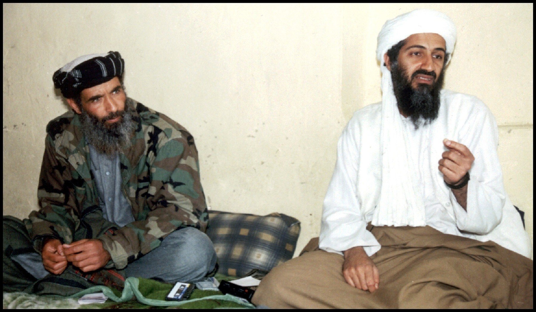 Osama bin Laden, arhitectul terorismului mondial, a fost ucis în urmă cu mai bine de un deceniu Pe 2 mai 2011, lume întreagă a răsuflat ușurată în urma anunțului oficial: Osama bin Laden, cel mai căutat terorist al erei moderne, a fost ucis în cadrul unei operațiuni secrețe desfășurate în Abbottabad, Pakistan