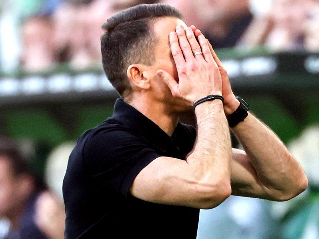 Derby-ul disperării: echipa care a jucat în Liga Campionilor în urmă cu doar doi ani riscă prima retrogradare din istorie Ancheta din Teatrul Fotbalului românesc a devenit din ce în ce mai acerbă după un sezon sumbru, în care vestea că o formație ce odinioară strălucea pe cel mai înalt nivel european se află în pericol să retrogradeze pentru prima dată în istorie a ieșit oficial