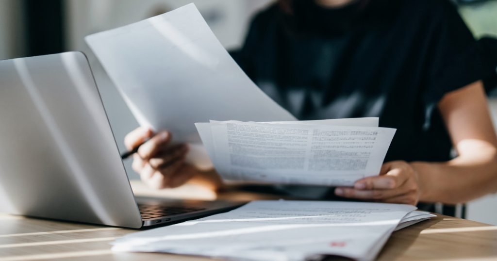 Guvernul extinde controlul asupra transferurilor de părți sociale, o măsură cu impact semnificativ în lupta împotriva fraudei fiscale Decizie radicală pentru mediul de afaceri: guvernul român a adoptat joi o măsură menită să sporească transparența și să prevină evitarea plăților fiscale în mediul de afaceri
