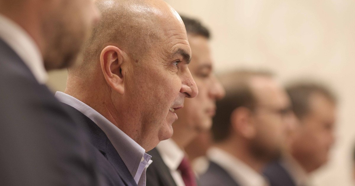 Blocaj în coaliție din cauza bugetului pentru 2026: tensiune între PSD și PNL Situația bugetară pentru anul 2026 a adus o nouă rundă de tensiuni în coaliția de guvernare, după ce PSD a făcut publice nemulțumiri legate de alocările financiare și de modul în care proiectul de buget a fost construit