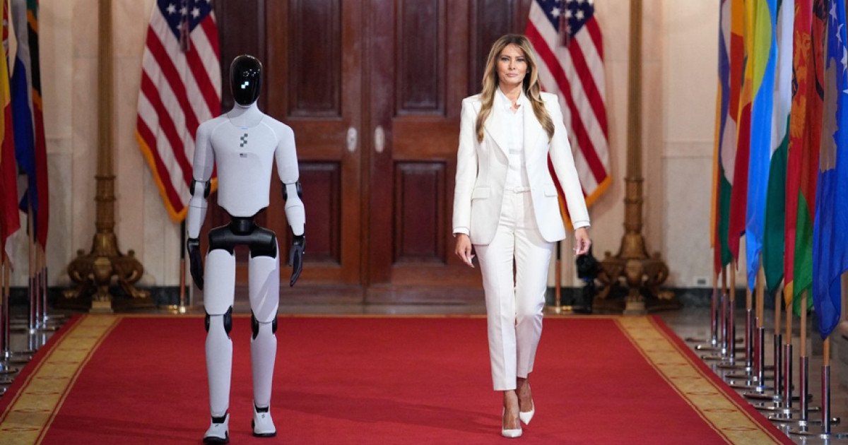 Melania Trump a marcat joi o premieră globală la Washington, participând la un eveniment dedicat educației digitale pentru copii, însoțită de un robot umanoid de ultimă generație