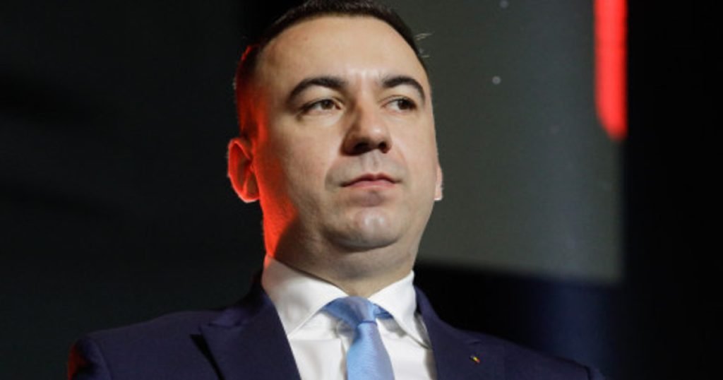 Ministrul Energiei avertizează: evitarea creșterii prețului carburanților peste 10 lei pe litru, proiect pentru evitarea unei crize La începutul acestei săptămâni, la Bistrița, ministrul Energiei, Bogdan Ivan, a tras un semnal de alarmă cu privire la tendințele actuale ale pieței de carburanți din România