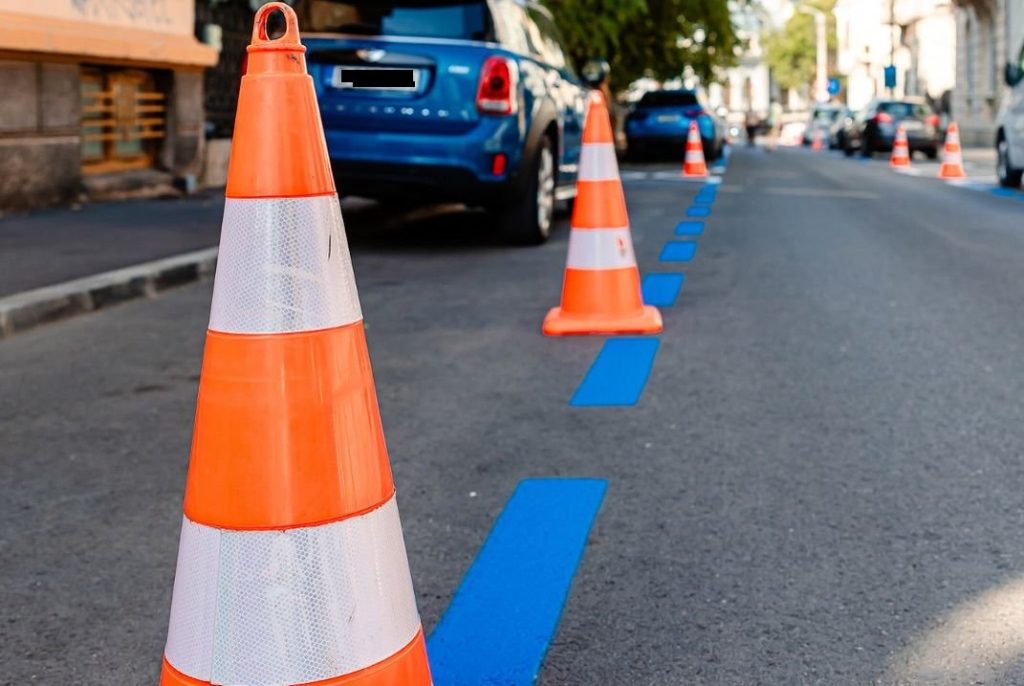 Primăria Capitalei ia în calcul eliminarea facilității de parcare gratuită pentru autoturismele electrice și hibride, o măsură introdusă acum aproape un deceniu pentru a stimula adopția mobilității sustenabile