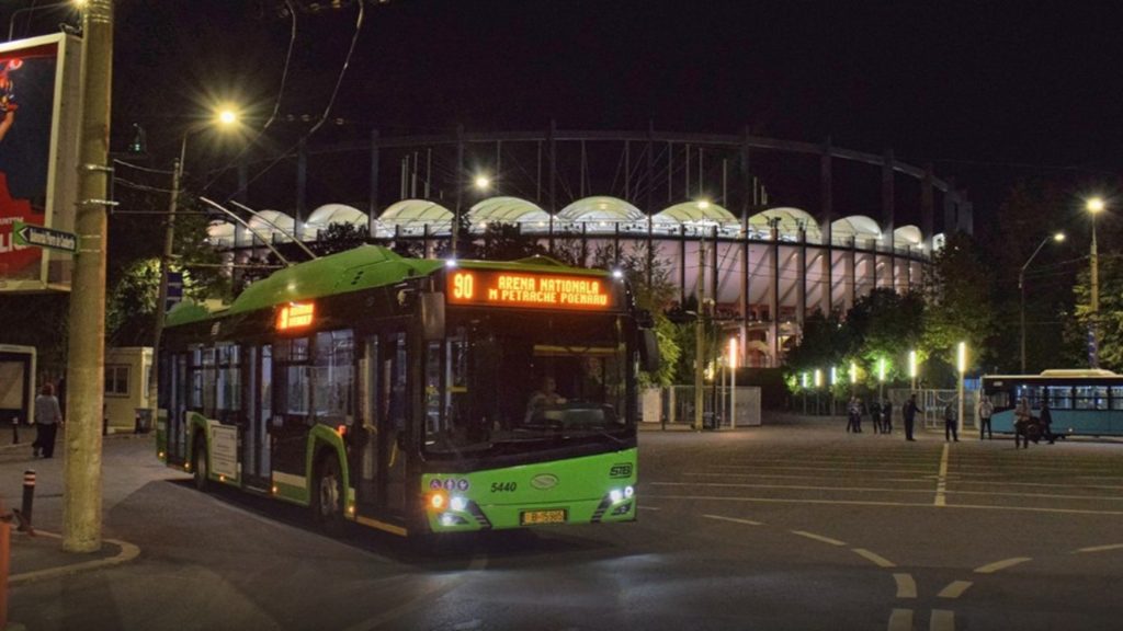 Transportul public din București, pregătit pentru meciurile din week-end: devieri de trasee pentru liniile de autobuz și troleibuz Municipalitatea bucureșteană se află în alertă pentru această săptămână, având în vedere evenimente sportive importante care vor avea loc pe Arena Națională