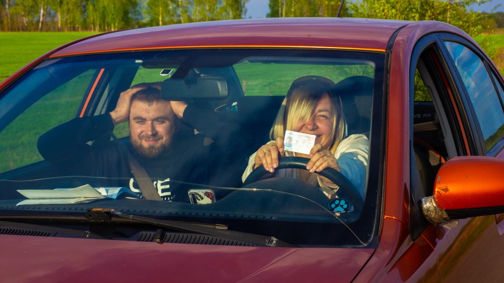 Titi Aur, unul dintre cei mai reprezentativi campioni de raliuri din România și expert în conducere defensivă, a lansat un avertisment dur privind pregătirea tinerilor șoferi din țară