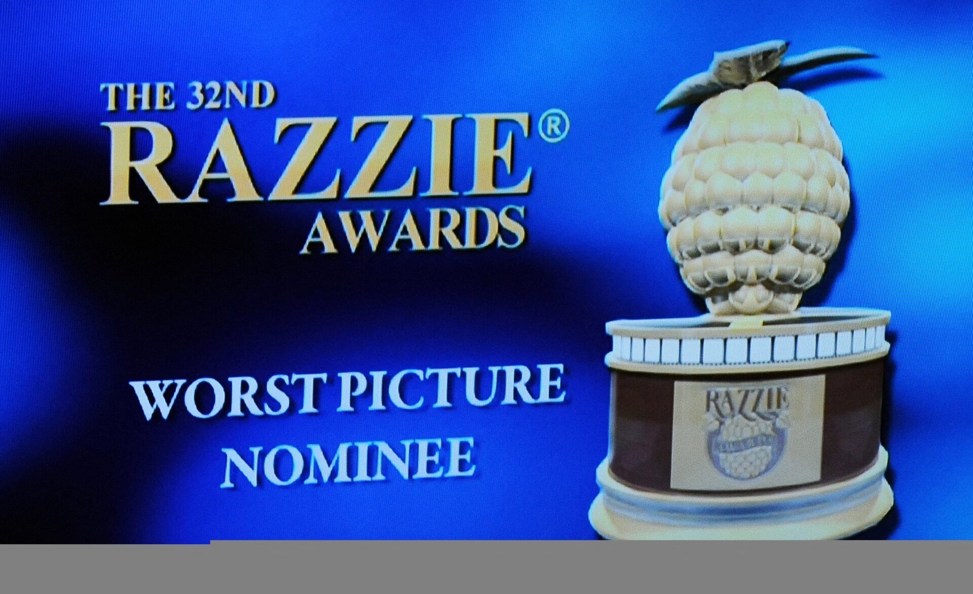 „Războiul lumilor” în dungile „Zmeura de Aur”: cel mai prost film al anului, potrivit criticilor satirici Cea de-a 46-a ediție a Premiilor „Zmeura de Aur”, evenimentul satiric care ridiculizează cele mai controversate producții hollywoodiene ale anului, s-a încheiat cu o surpriză de proporții